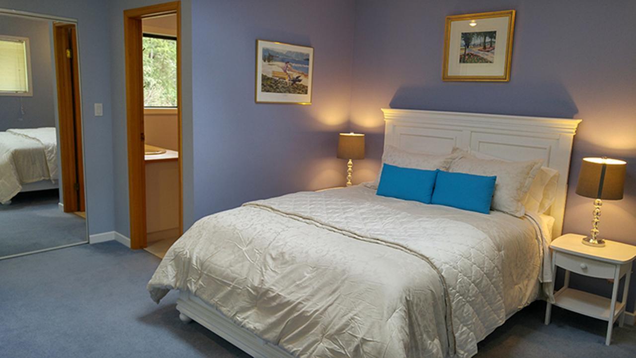 Sunshine Coast Treetop B&B Sechelt Bagian luar foto