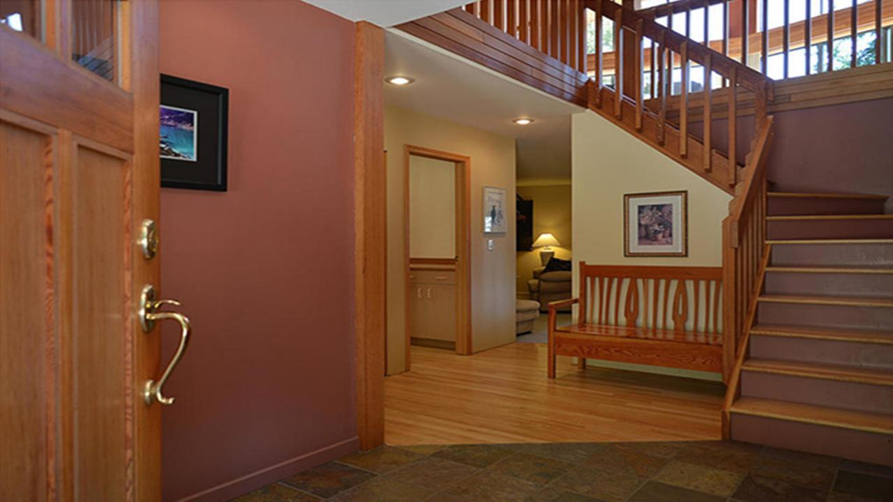 Sunshine Coast Treetop B&B Sechelt Bagian luar foto