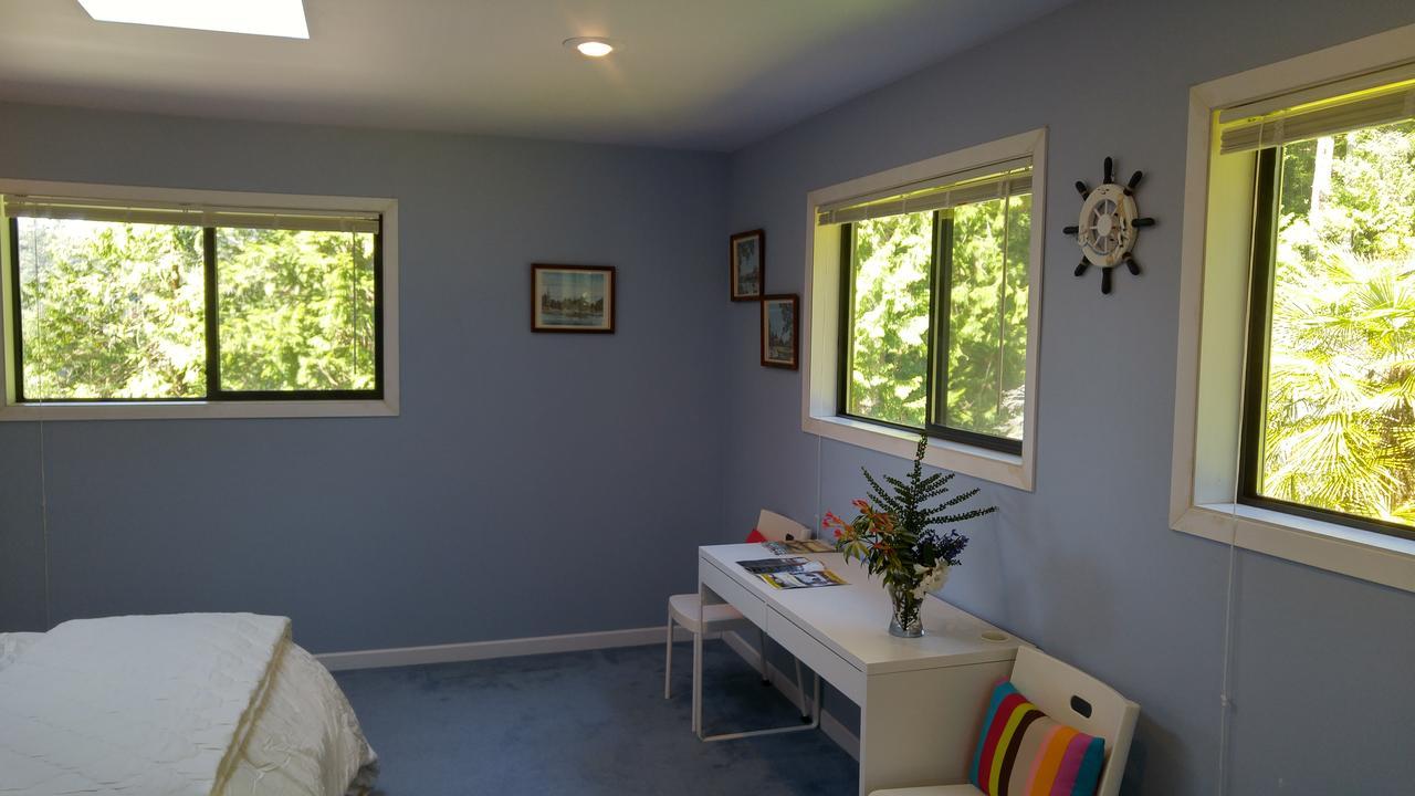 Sunshine Coast Treetop B&B Sechelt Bagian luar foto