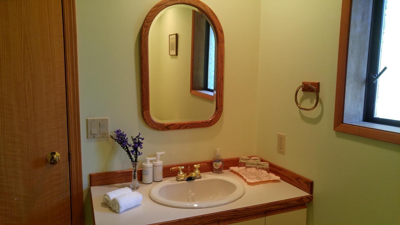 Sunshine Coast Treetop B&B Sechelt Bagian luar foto