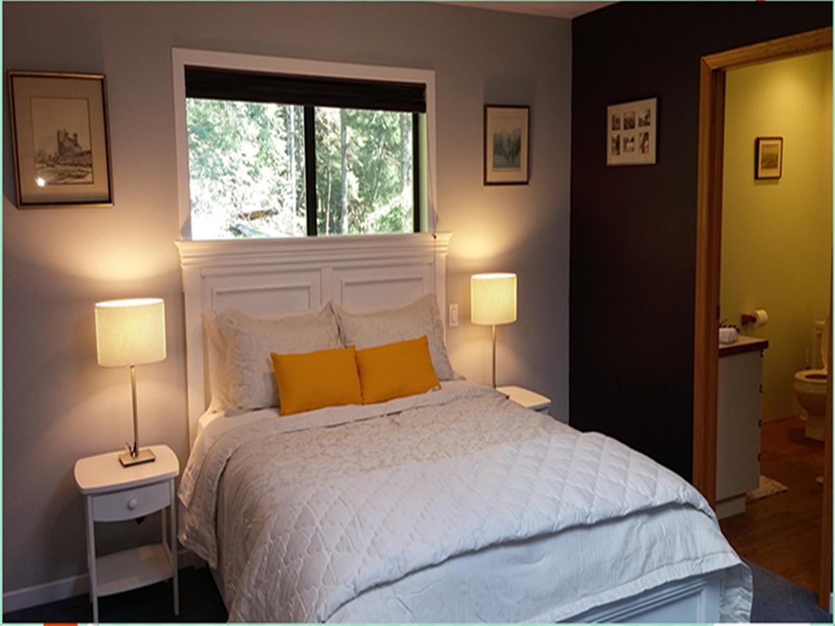 Sunshine Coast Treetop B&B Sechelt Bagian luar foto