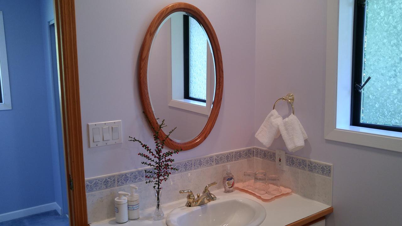 Sunshine Coast Treetop B&B Sechelt Bagian luar foto