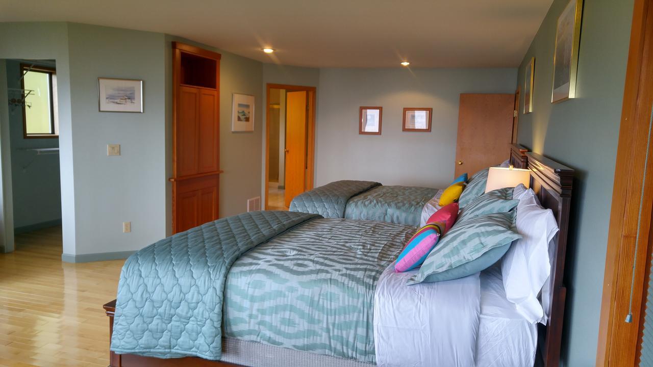 Sunshine Coast Treetop B&B Sechelt Bagian luar foto