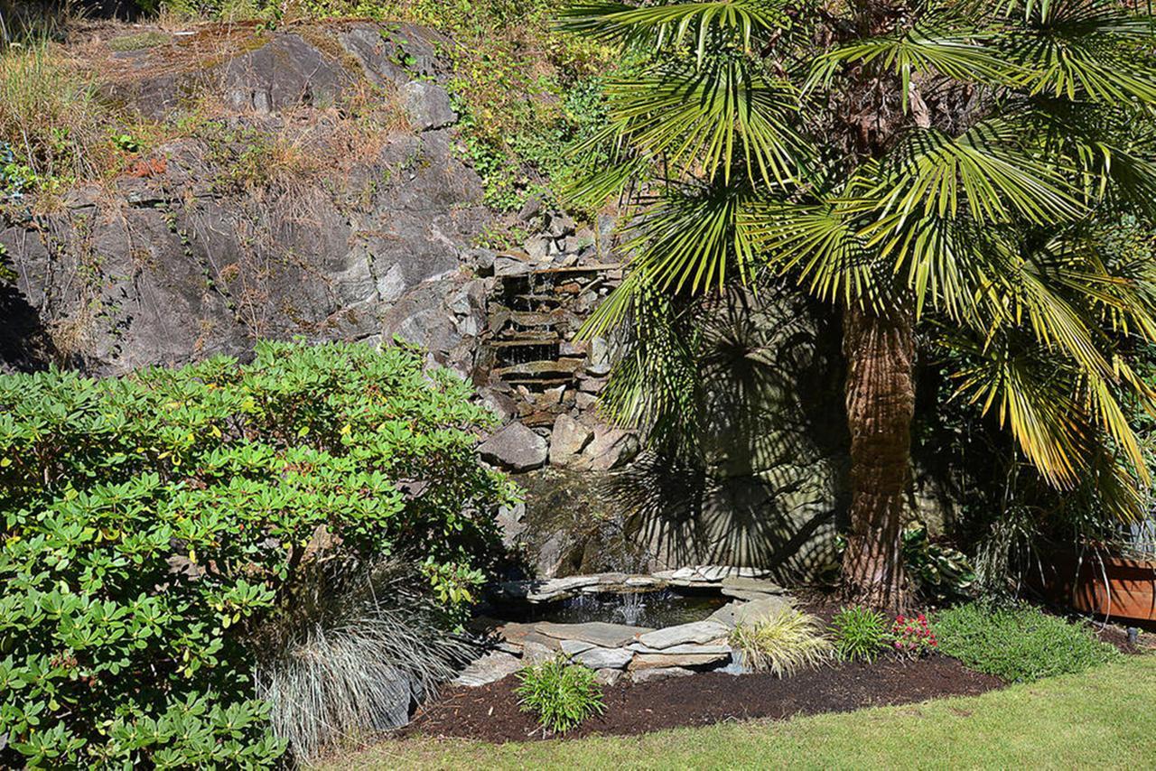 Sunshine Coast Treetop B&B Sechelt Bagian luar foto