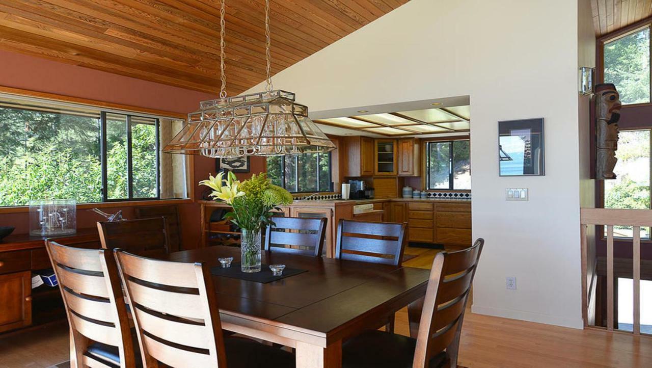 Sunshine Coast Treetop B&B Sechelt Bagian luar foto